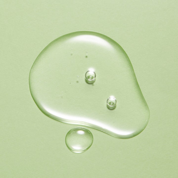Torriden BALANCEFUL Cica Serum 50 ml beroligende ansigtsserum med en klar, let tekstur og fine bobler.