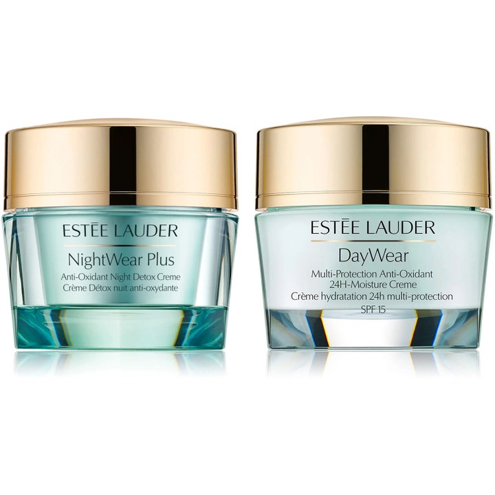 Estée Lauder NightWear Plus og DayWear fugtgivende ansigtscremer i lyseblå glaskrukker med elegante guldlåg