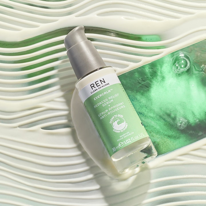 REN Evercalm Redness Relief Serum 30 ml beroligende serum mod rødme i glasflaske på hvid cremet baggrund