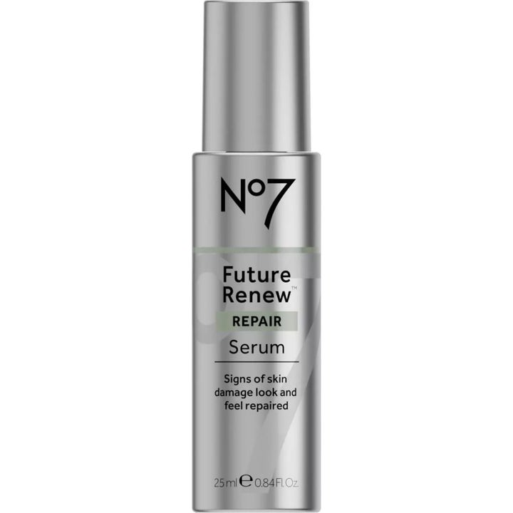 No7 Future Renew Repair Serum 25 ml reparerende ansigtsserum i en elegant sølvfarvet metallisk flaske med pumpe.
