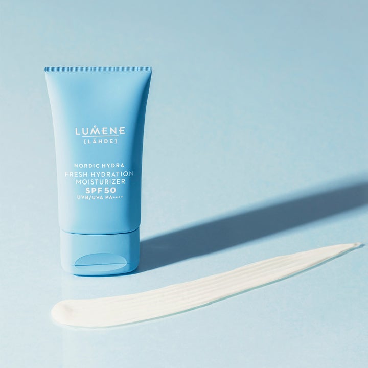 Lumene Nordic Hydra Fresh Hydration Moisturizer SPF50 50 ml solcreme giver fugt lyseblå tube med cremet hvid tekstur.