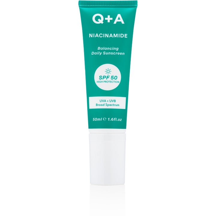 Q+A Niacinamide Balancing Daily Sunscreen 50 ml i grøn tube med hvidt låg giver høj SPF 50 beskyttelse