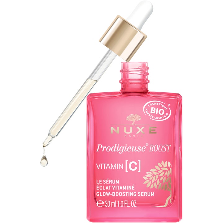 Nuxe Prodigieuse Boost Vitamin C Serum 30 ml i lyserød glasflaske med pipette der giver glød