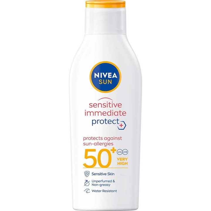 Nivea Sun Sensitive Immediate Protect SPF 50+ solcreme mod solallergi i hvid plastflaske med gult låg.