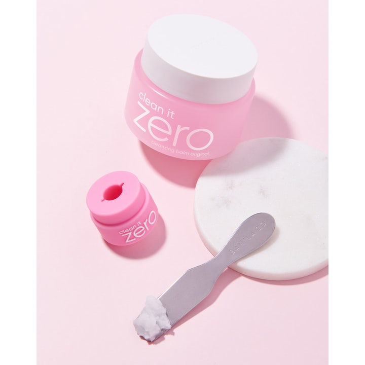 Banila Co Clean It Zero Spatula Set 1 stk hudplejeværktøj med sølvfarvet metalspatel og lyserød holder til rens.