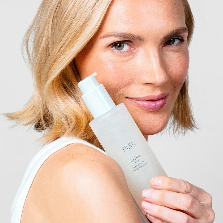 PÜR Sea Fresh Purifying Gel Foam Cleanser 150 ml rensende gel-skum i frostet flaske med pumpe vist med model