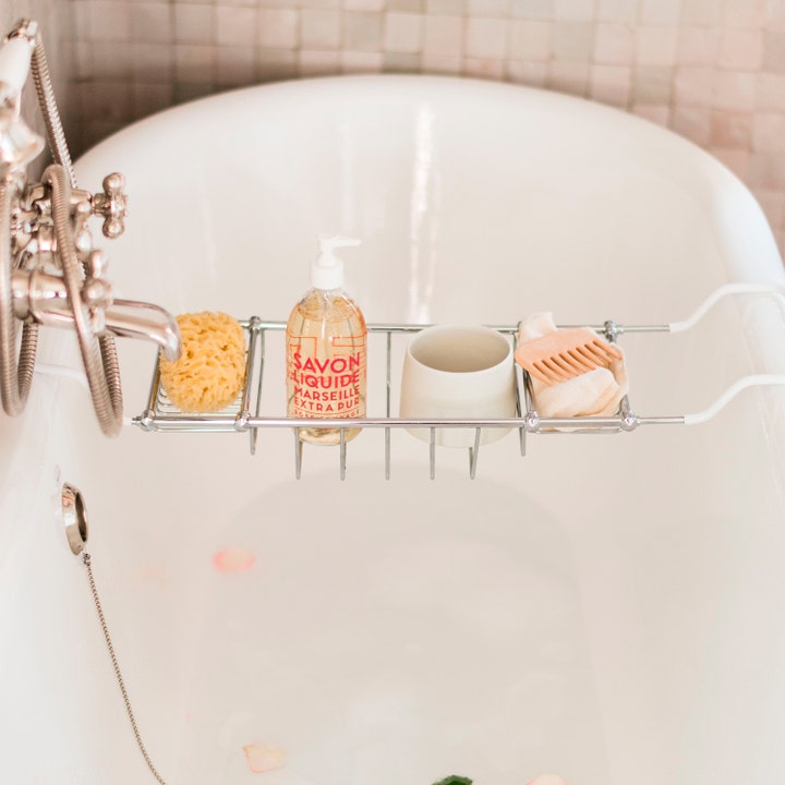 Compagnie de Provence Liquid Marseille Soap Wild Rose 495 ml flydende sæbe på en badekarshylde ved en natursvamp.