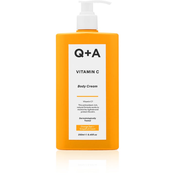 Q+A Vitamin C Body Cream 250ml fugtgivende kropscreme i orange plastflaske med hvid praktisk pumpe.