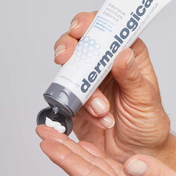 Dermalogica Intensive Moisture Balance 50 ml fugtgivende dagcreme med BioReplenish Complex trykkes ud i en hånd.