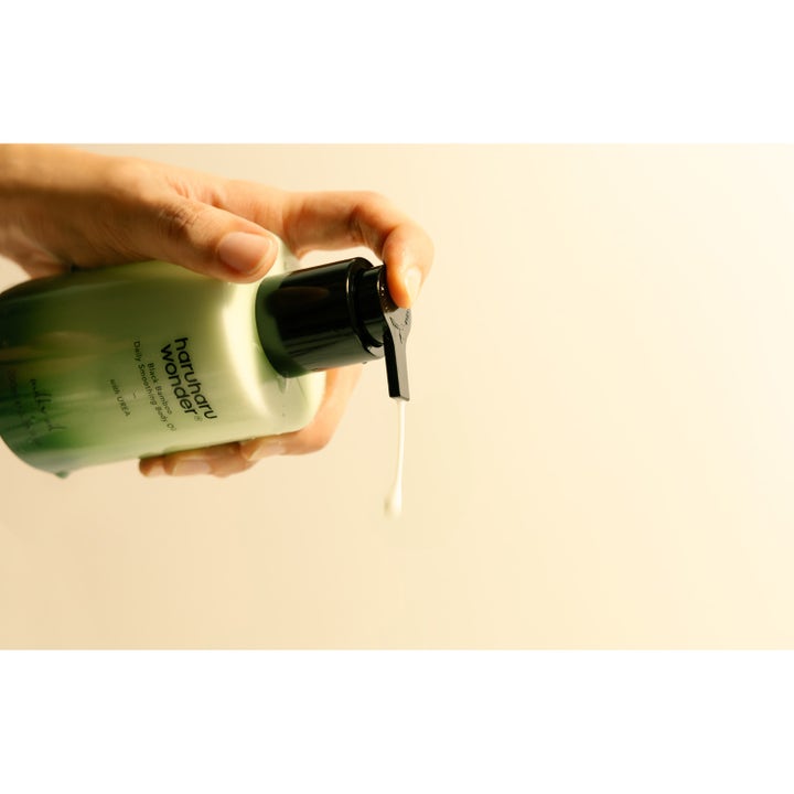 haruharu wonder Black Bamboo Daily Smoothing Body Oil 200 ml i flaske med pumpe der doserer hvid lotion