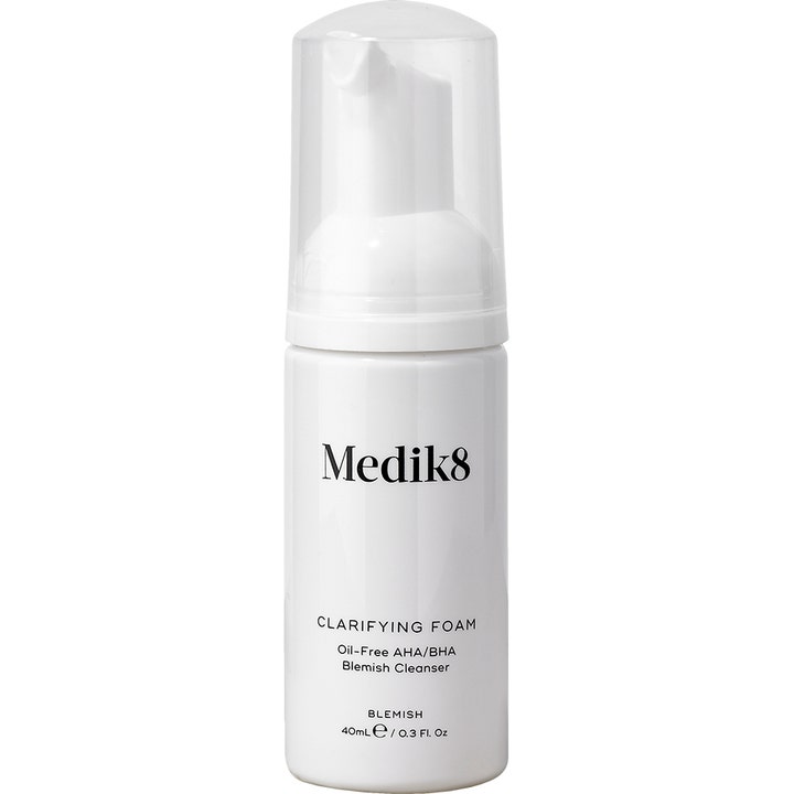 Medik8 Clarifying Foam 40 ml AHA/BHA renseskum mod urenheder i hvid pumpeflaske med gennemsigtigt låg