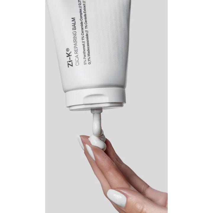 Niche Beauty Lab Transparent Lab Zi-K Cica Repairing Balm 100 ml beroligende ansigtscreme med hvid tekstur på en finger.