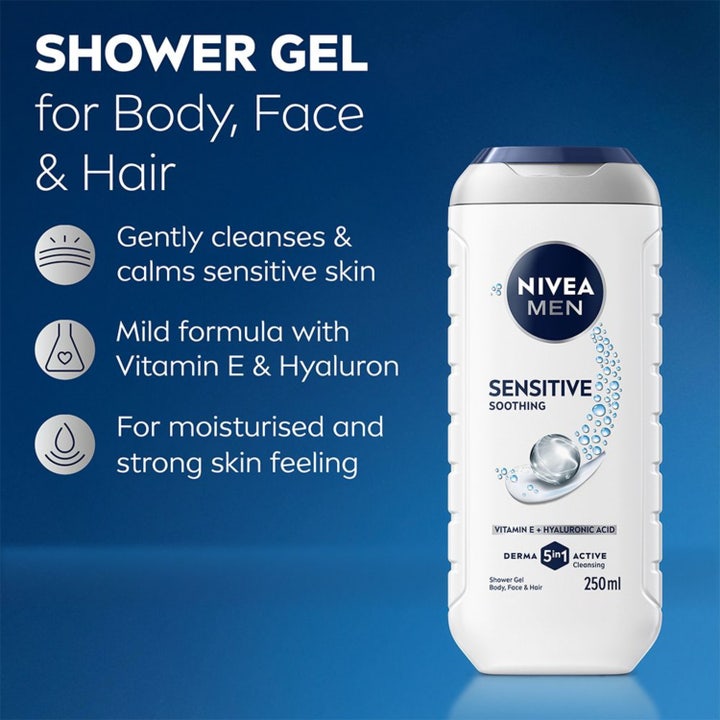 NIVEA MEN Shower Gel Sensitive 250 ml beroligende kropspleje i hvid flaske vist med naturlige grønne blade.