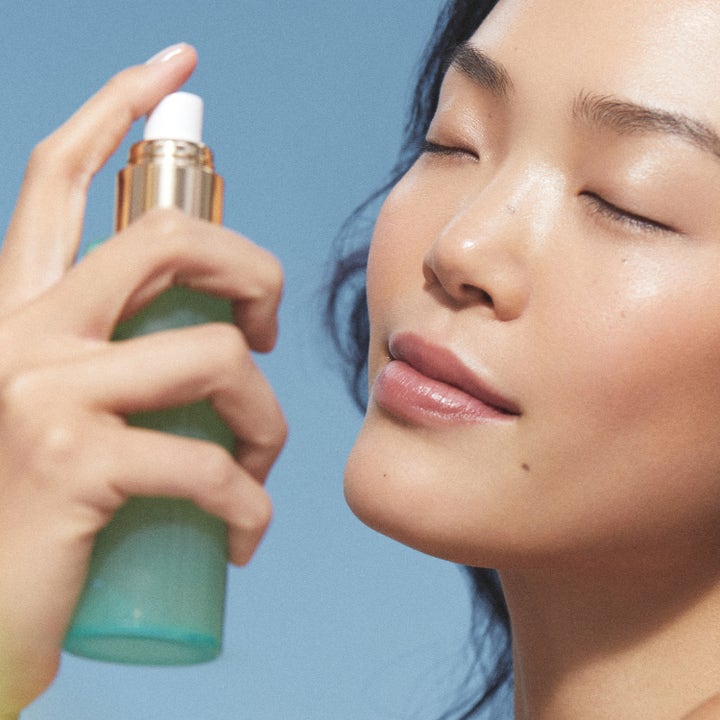 KORA Organics Active Algae Minty Mist 100 ml opfriskende ansigtsspray sprayes på en kvindes ansigt