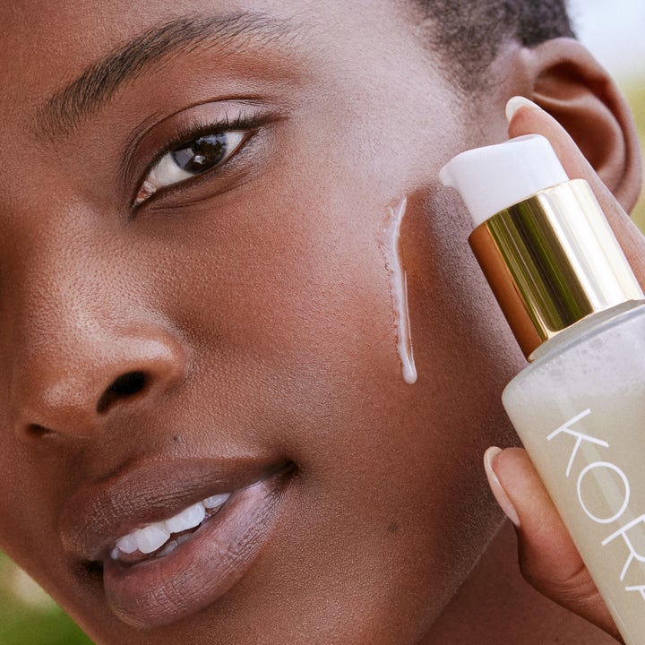 KORA Organics Mushroom Cleanser 150 ml cleansing oil påføres huden med mælkeagtig tekstur fra flaske med guldpumpe.