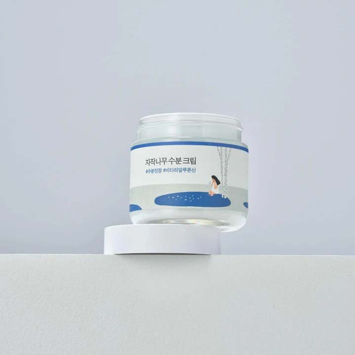 Round Lab Birch Juice Moisturizing Cream 80 ml fugtgivende ansigtscreme i glaskrukke med blå illustrationer