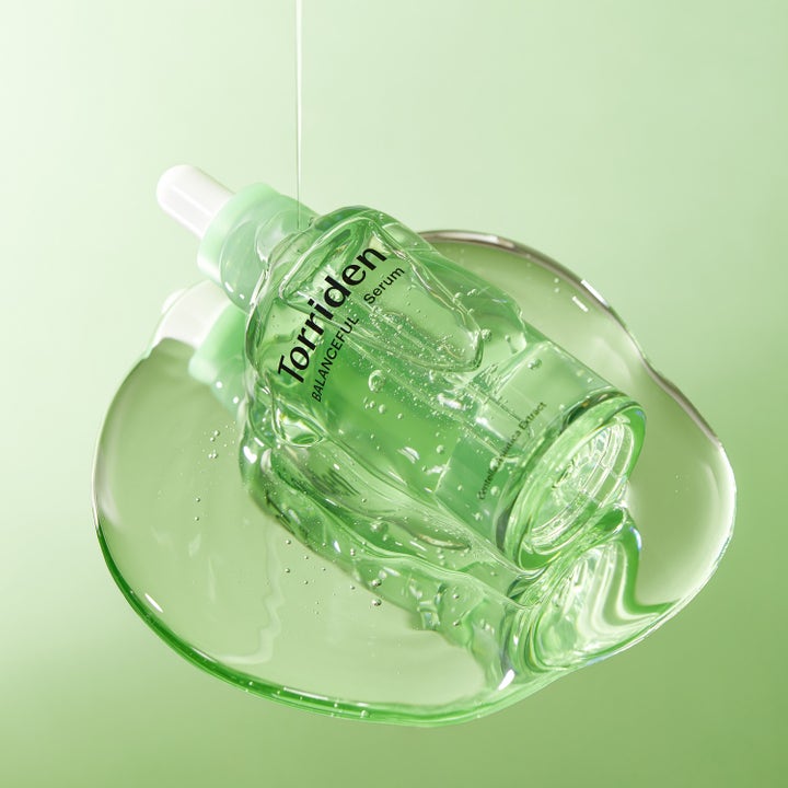 Torriden BALANCEFUL Cica Serum 50 ml beroligende ansigtsserum i grøn gennemsigtig flaske omgivet af klar tekstur