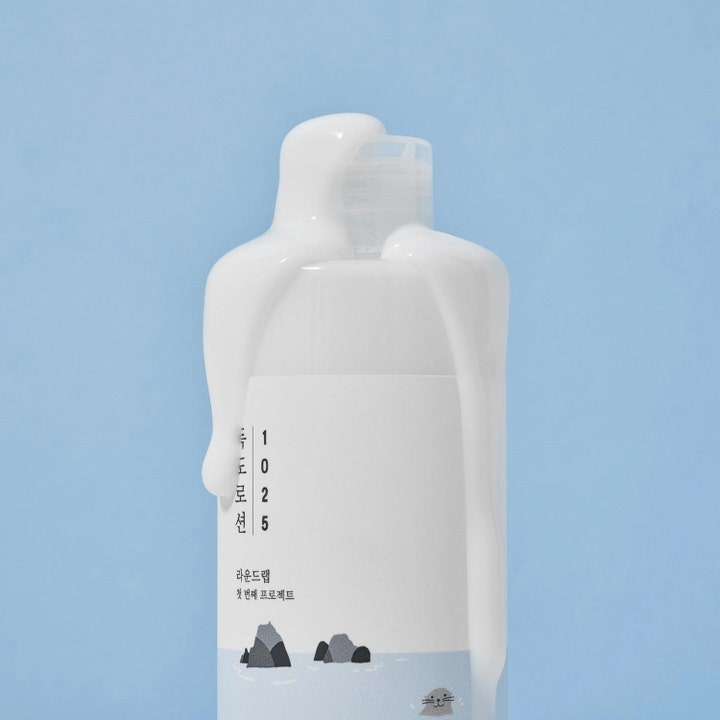 Round Lab 1025 Dokdo Lotion 400 ml fugtgivende ansigtslotion med cremet hvid tekstur over flasken