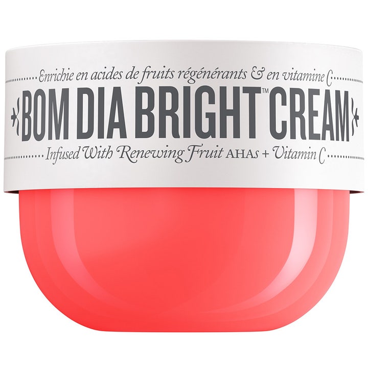 Sol de Janeiro Bom Dia Bright Cream kropscreme med AHAs og C-vitamin i koralrød krukke med hvidt låg