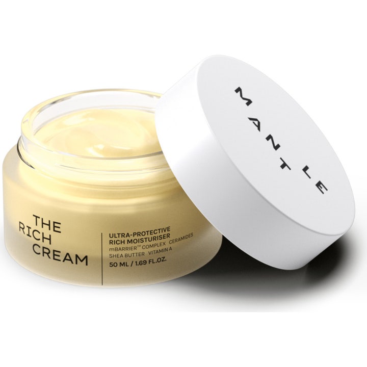 MANTLE The Rich Cream 50 ml beskyttende ansigtscreme i åben glaskrukke med lysegul tekstur og hvidt låg.