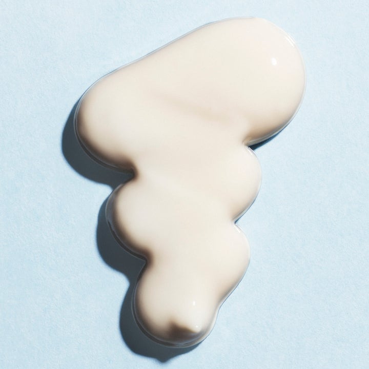 Lumene Nordic Hydra Fresh Hydration Moisturizer SPF50 50 ml solcreme med cremet hvid tekstur på lyseblå baggrund