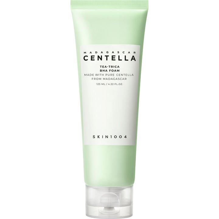 Skin1004 Madagascar Centella Tea-Trica BHA Foam 125 ml beroligende ansigtsrens i lysegrøn tube med hvid label