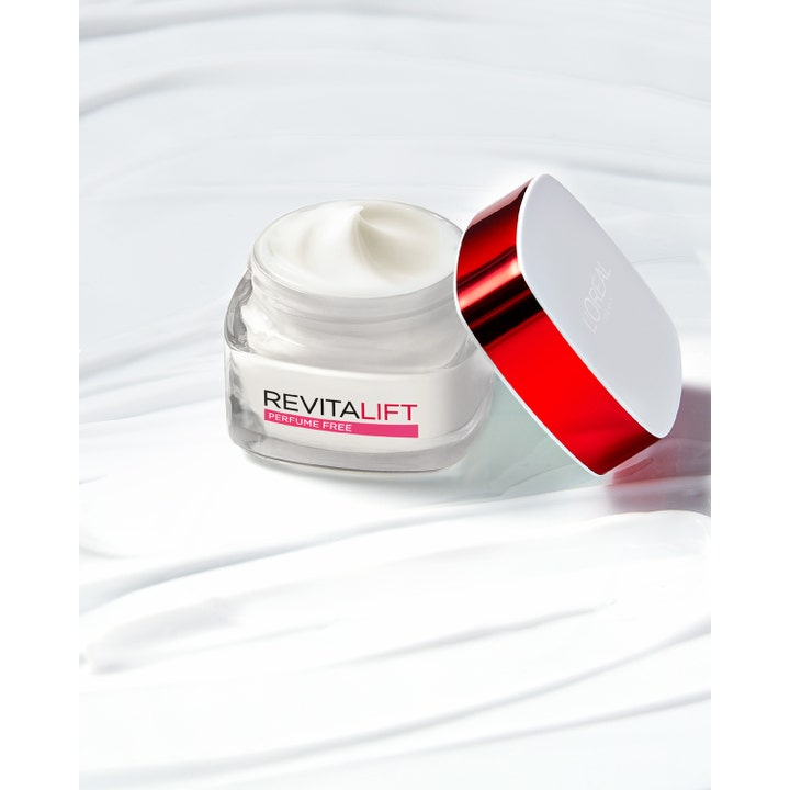 L'Oréal Paris Revitalift Hydrating Cream 50 ml parfumefri dagcreme i åben glasruk med rød metallisk låg