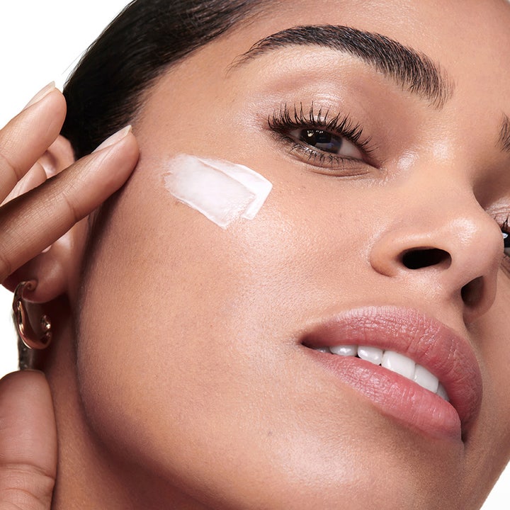 Shiseido Essential Energy Hydrating Cream 50 ml fugtgivende dagcreme påføres som en hvid creme på en kvindes kind.