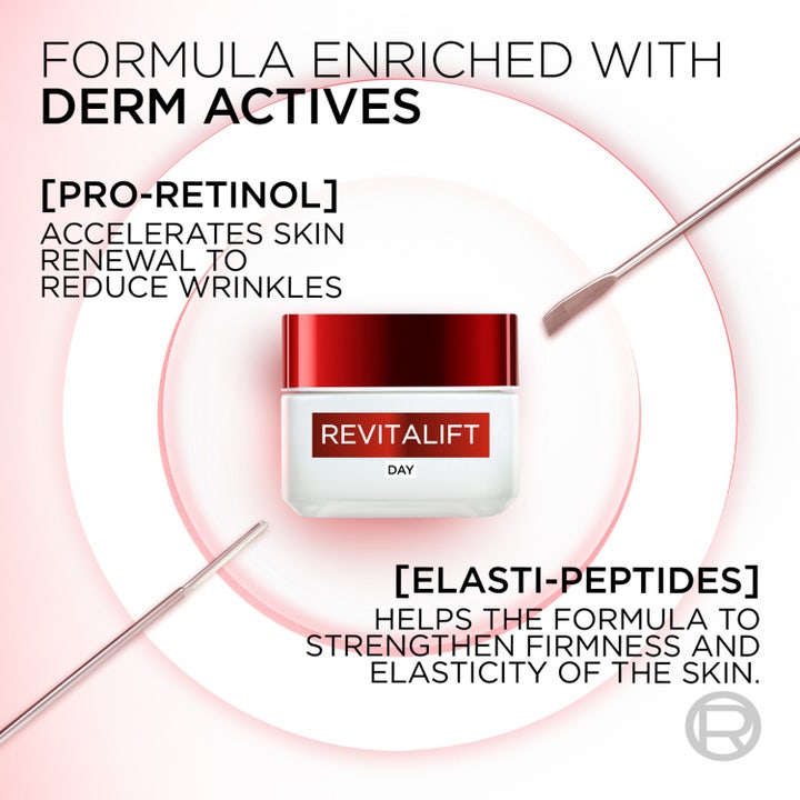 L'Oréal Paris Revitalift Day Cream 50 ml fugtgivende dagcreme i hvid krukke som en hånd tager creme fra