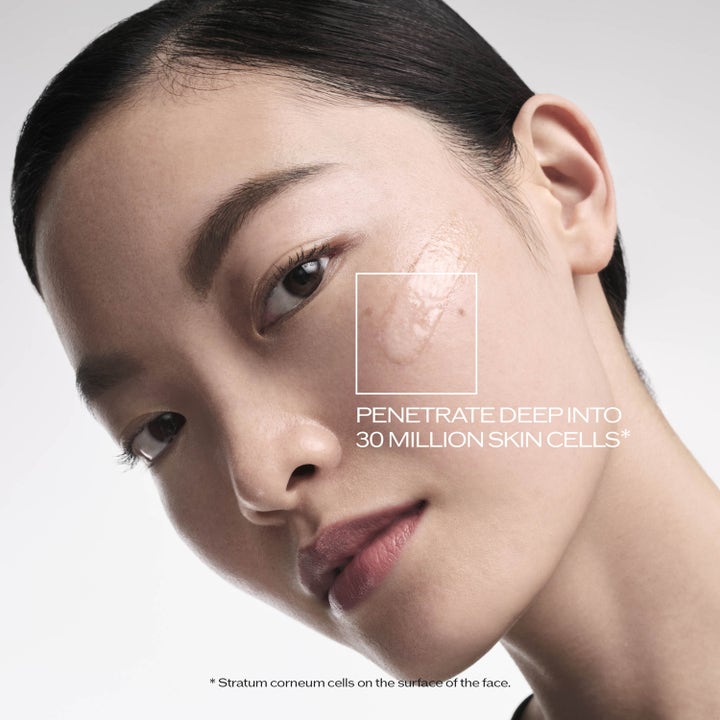 Shiseido Ultimune Power Infusing Concentrate 75 ml serum der giver glød påført i små dråber på en kvindes kind