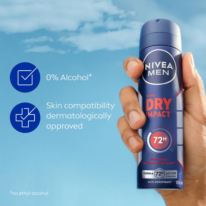 NIVEA Dry Impact 150 ml spray deospray til mænd mod sved holdes i en hånd mod en blå himmel.