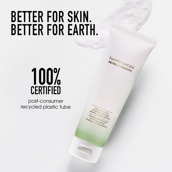 bareMinerals Skinlongevity Plush Gentle Foaming Cleanser 120 ml skumrengøring i genanvendt tube med hvidt teksturskum