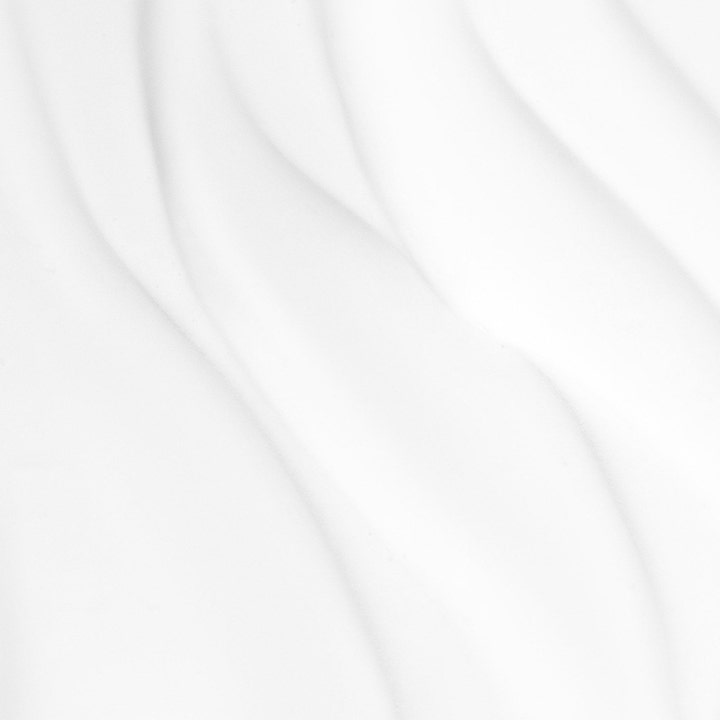 Dermalogica Intensive Moisture Cleanser 295 ml nærende ansigtsrens med hvid cremet tekstur i bløde bølger