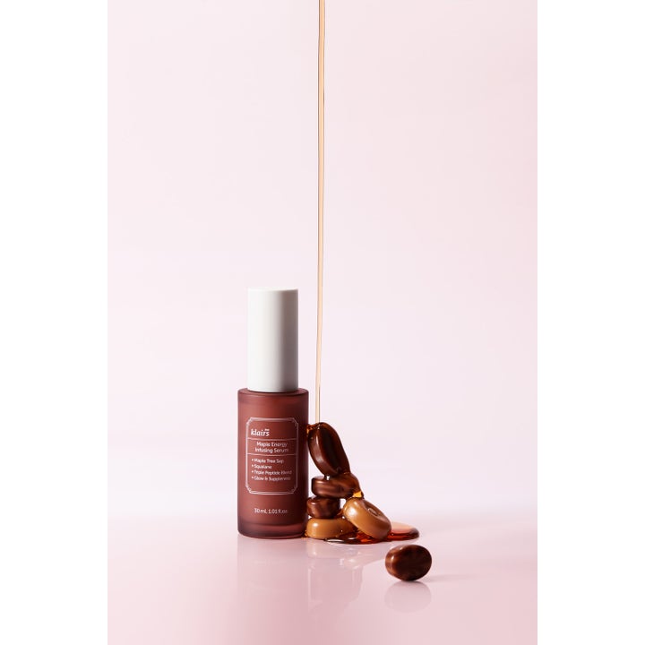 Klairs Maple Energy Infusing Serum 30 ml fugtgivende serum i en brun glasflaske med hvidt låg og gylden væske.