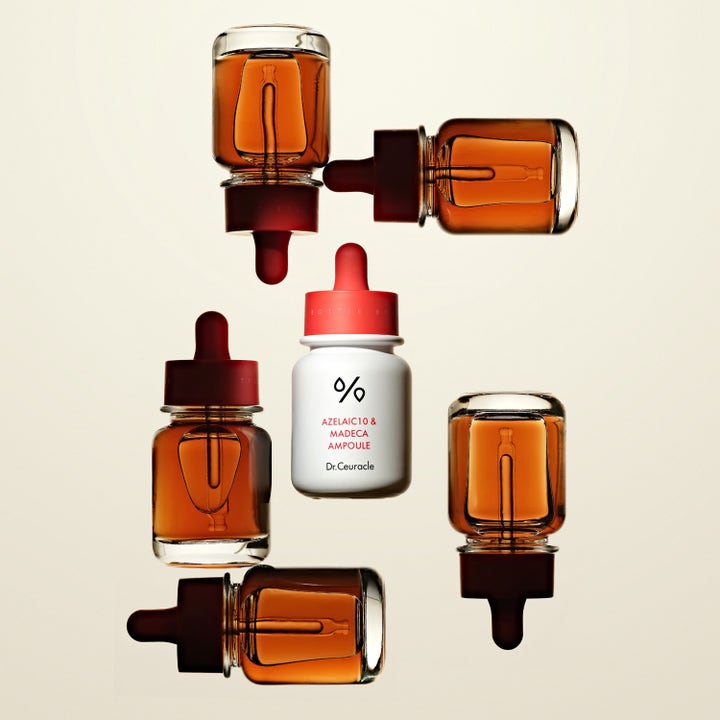 Dr. Ceuracle Azelaic 10 & Madeca Ampoule 30 ml beroligende serum i hvid flaske omgivet af ravgule glasflasker