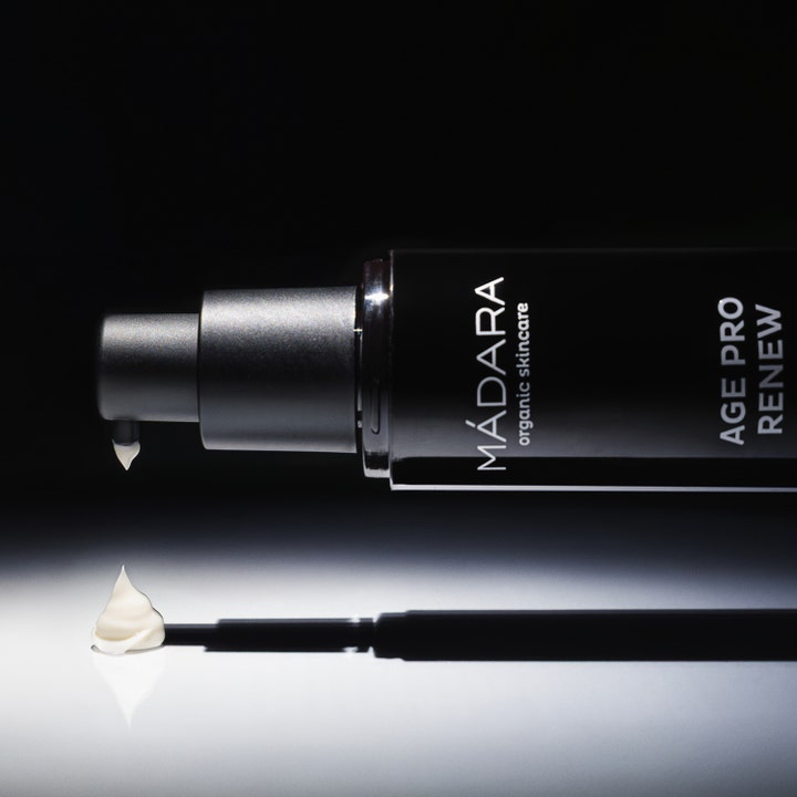 MÁDARA AGE PRO Renew Night Cream 50 ml nattcreme i sort pumpeflaske med cremet hvid tekstur.