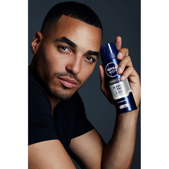 NIVEA Men Protect & Care Shaving Foam 200 ml giver en tæt barbering vist med mand der holder den blå flaske