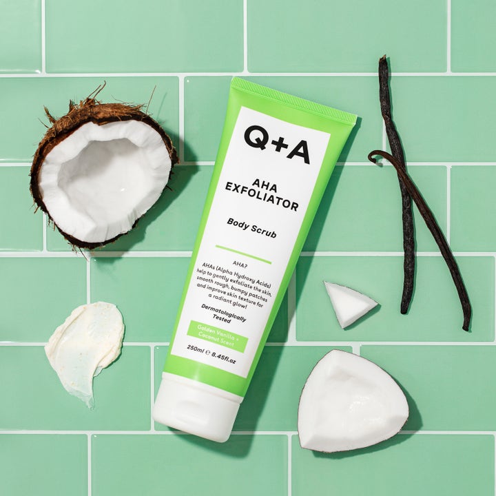 Q+A AHA Exfoliator Body Scrub 250 ml eksfolierende kropspleje i grøn tube med kokos, vanilje og cremet tekstur.