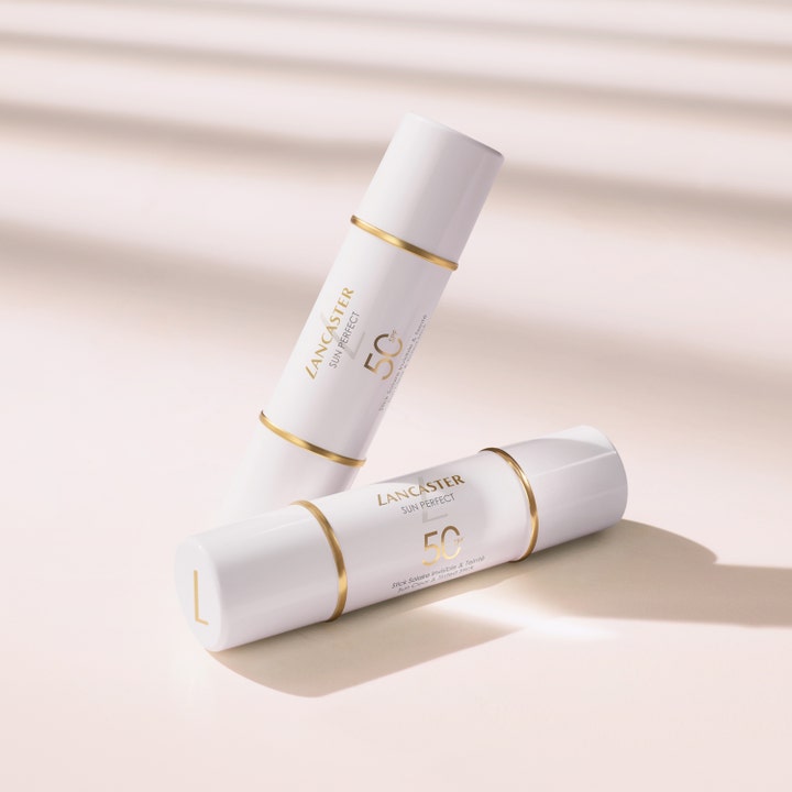 Lancaster Sun Perfect Airy Clear & Tinted Duo Stick 13 g solcreme med SPF 50 i hvide hylstre med elegante gulddetaljer
