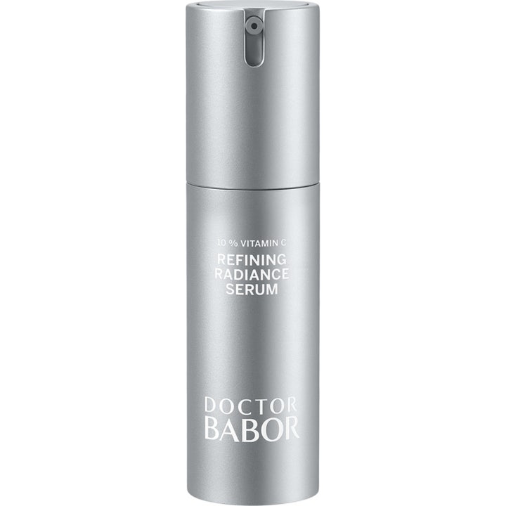 Doctor Babor Refining Radiance Serum med 10% Vitamin C glødgivende ansigtsserum i en elegant sølvfarvet pumpeflaske