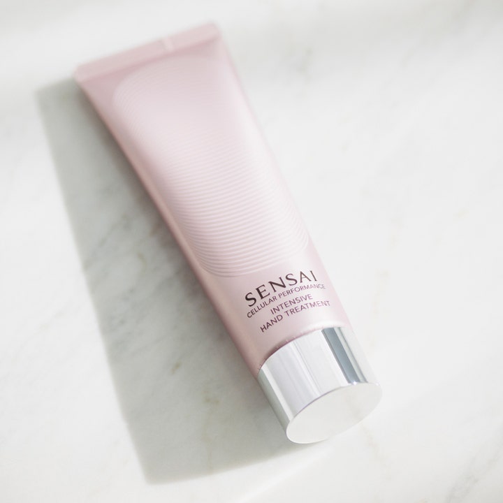 Sensai Cellular Performance Intensive Hand Treatment 100 ml fugtgivende håndcreme i lyserød tube med sølvlåg