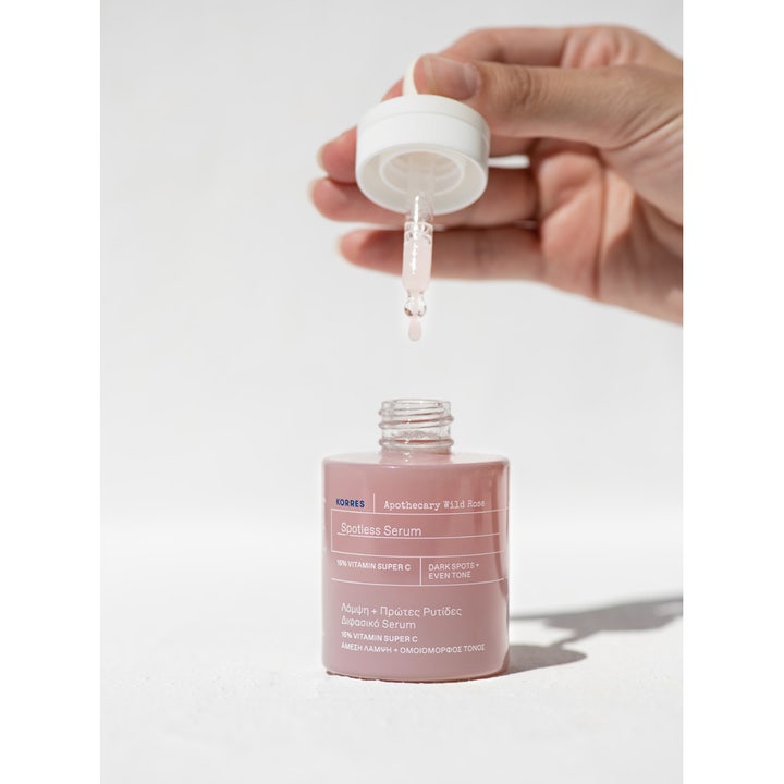 KORRES Apothecary Wild Rose Spotless Serum 30 ml med Vitamin C mod mørke pletter i lyserød glasflaske med pipette
