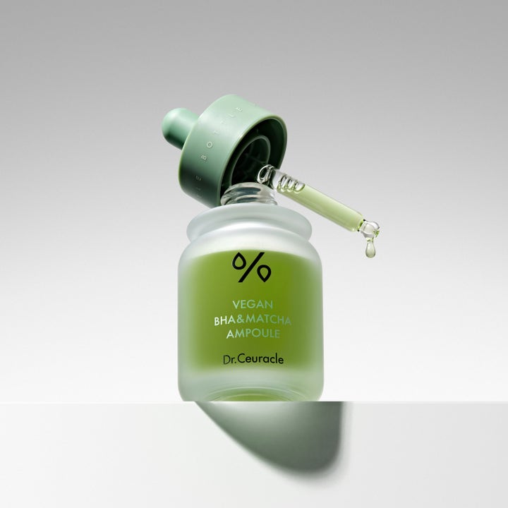 Dr. Ceuracle Vegan BHA & Matcha Ampoule 30 ml serum med pipette der drypper grøn matcha-tekstur.