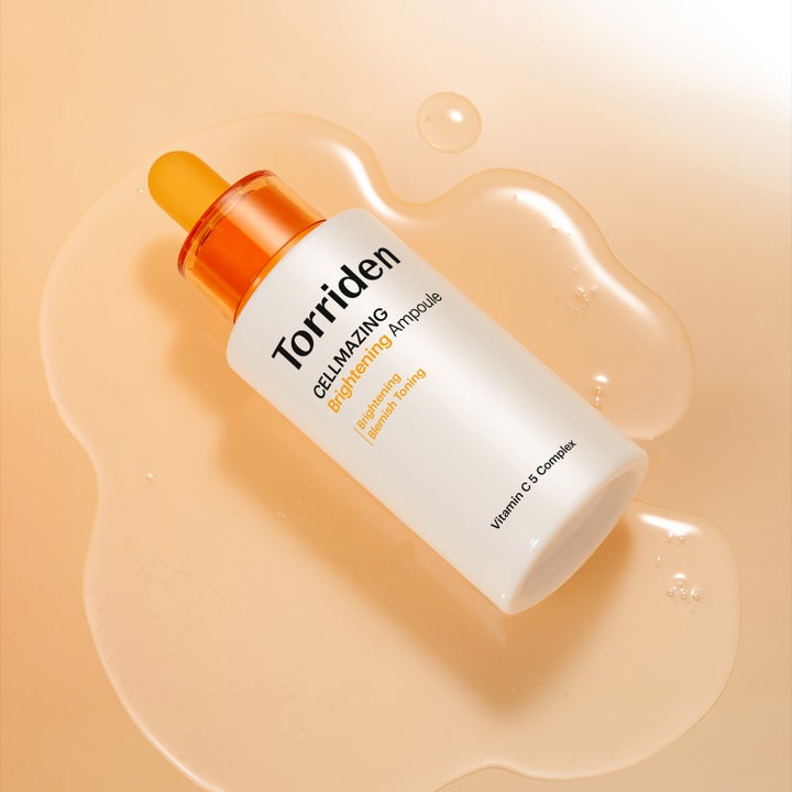 Torriden CELLMAZING Vita C Brightening Ampoule 30 ml lysnende serum i hvid flaske med orange top og klar tekstur