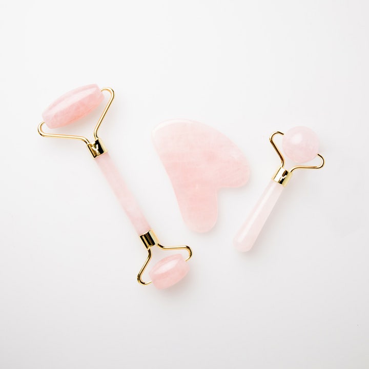 Sense of Youty Eye Massage Roller Rose Quartz hudplejesæt med ansigtsrulle og gua sha i lyserød kvarts og guld
