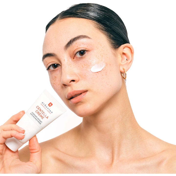 Erborian Centella Creme 50 ml beroligende ansigtscreme i hvid tube vist med en klat creme på kinden