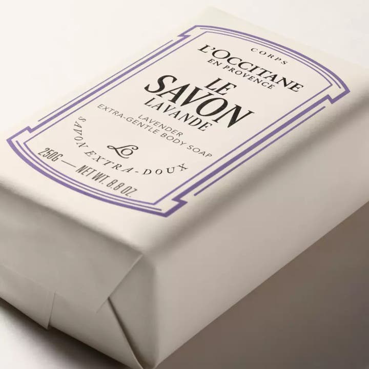 L'Occitane en Provence Extra Gentle Soap Lavender 250 g mild håndsæbe i hvid papirindpakning med lilla ramme