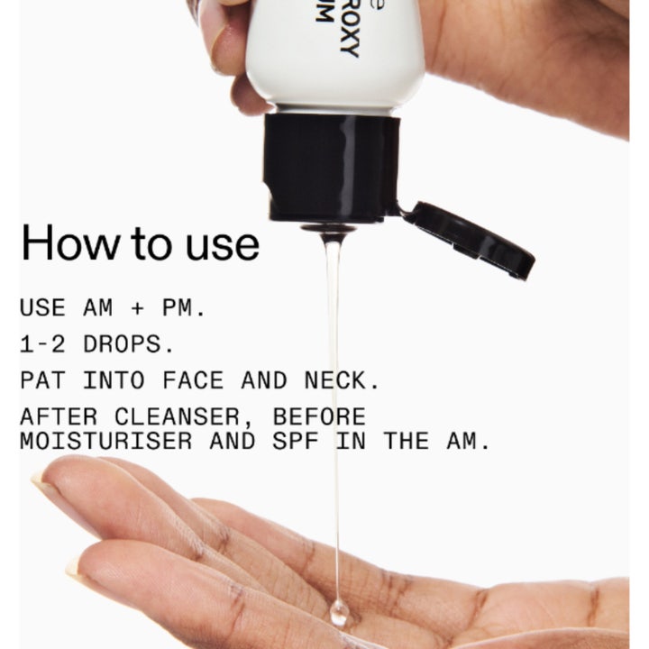 The INKEY List Beta Hydroxy Acid Serum 30 ml eksfolierende serum der drypper en klar dråbe i en åben håndflade.