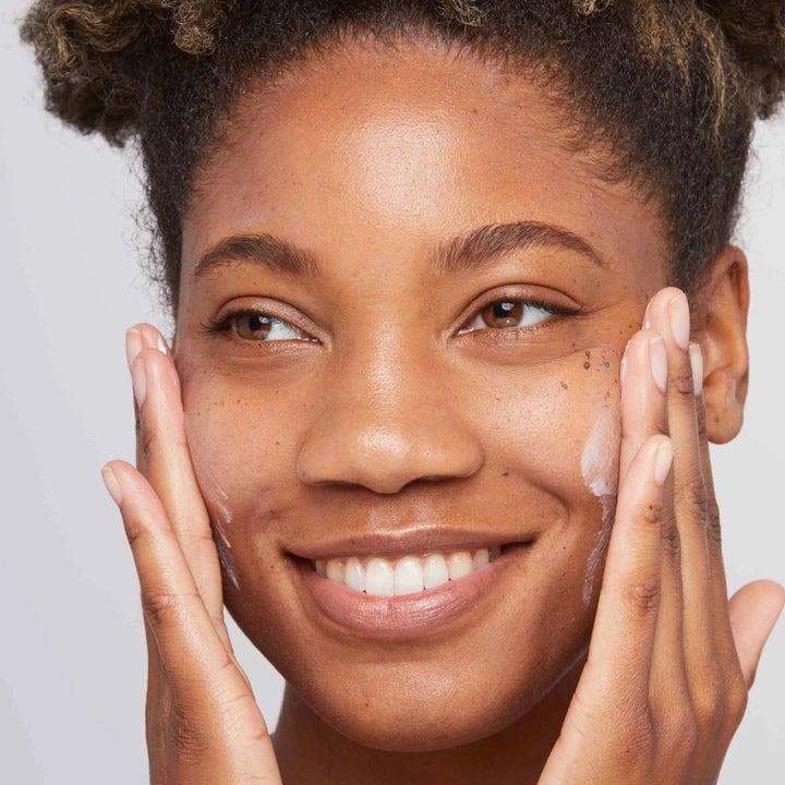 Dermalogica Skin Smoothing Cream 100 ml fugtgivende ansigtscreme påføres af en smilende kvinde på kinderne.