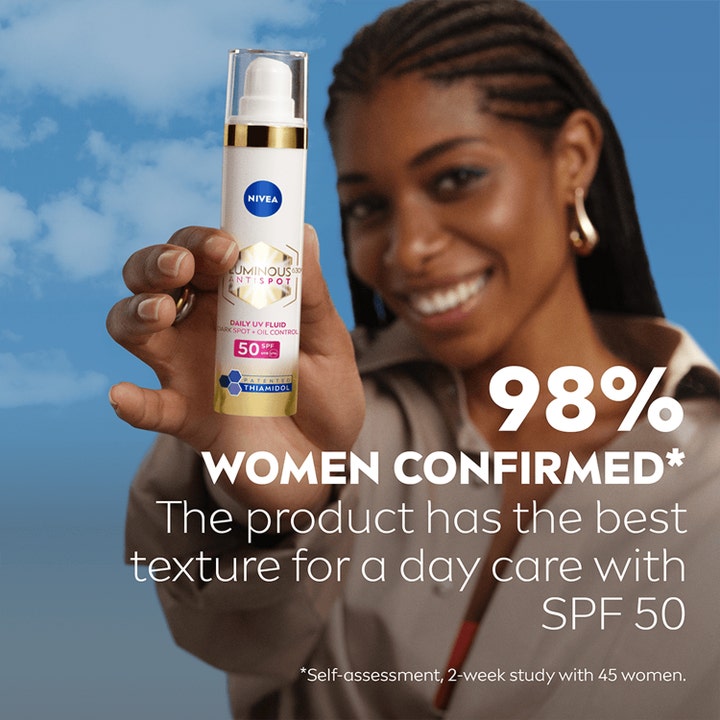 NIVEA Luminous630 Anti Dark-Spot Day Fluid 40 ml solcreme til ansigtet med SPF 50 mod pigmentpletter holdt af en kvinde